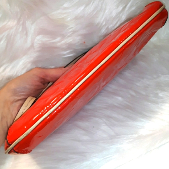 L@@K- Rare~COACH "Peyton" Large Striking Red Signature Embossed Leather Wristlet - Picture 7 of 16